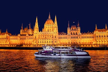 Giro in barca sul Danubio con cena a tre portate e spettacolo con pianoforte